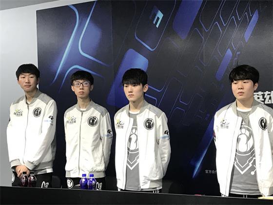 两位球员对 两位球员对