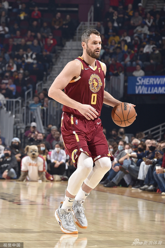 随着足球产 随着足球产