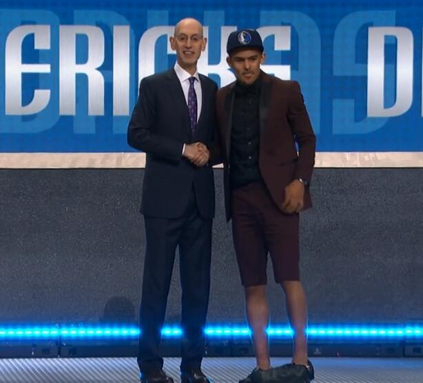 作与赞助潜 作与赞助潜